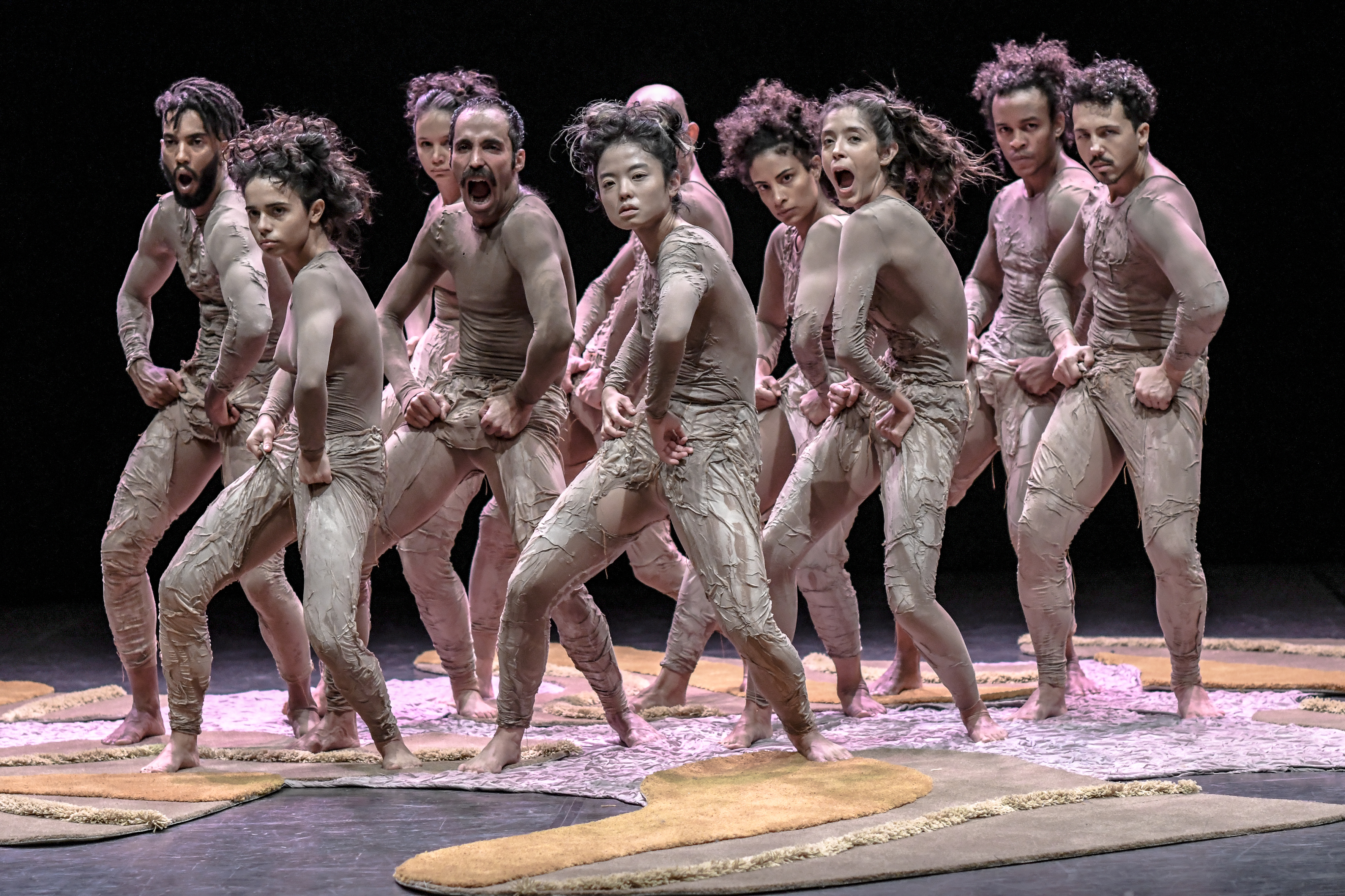 Menos da metade - Quasar Cia de Dança (foto de Layza Vasconcelos)