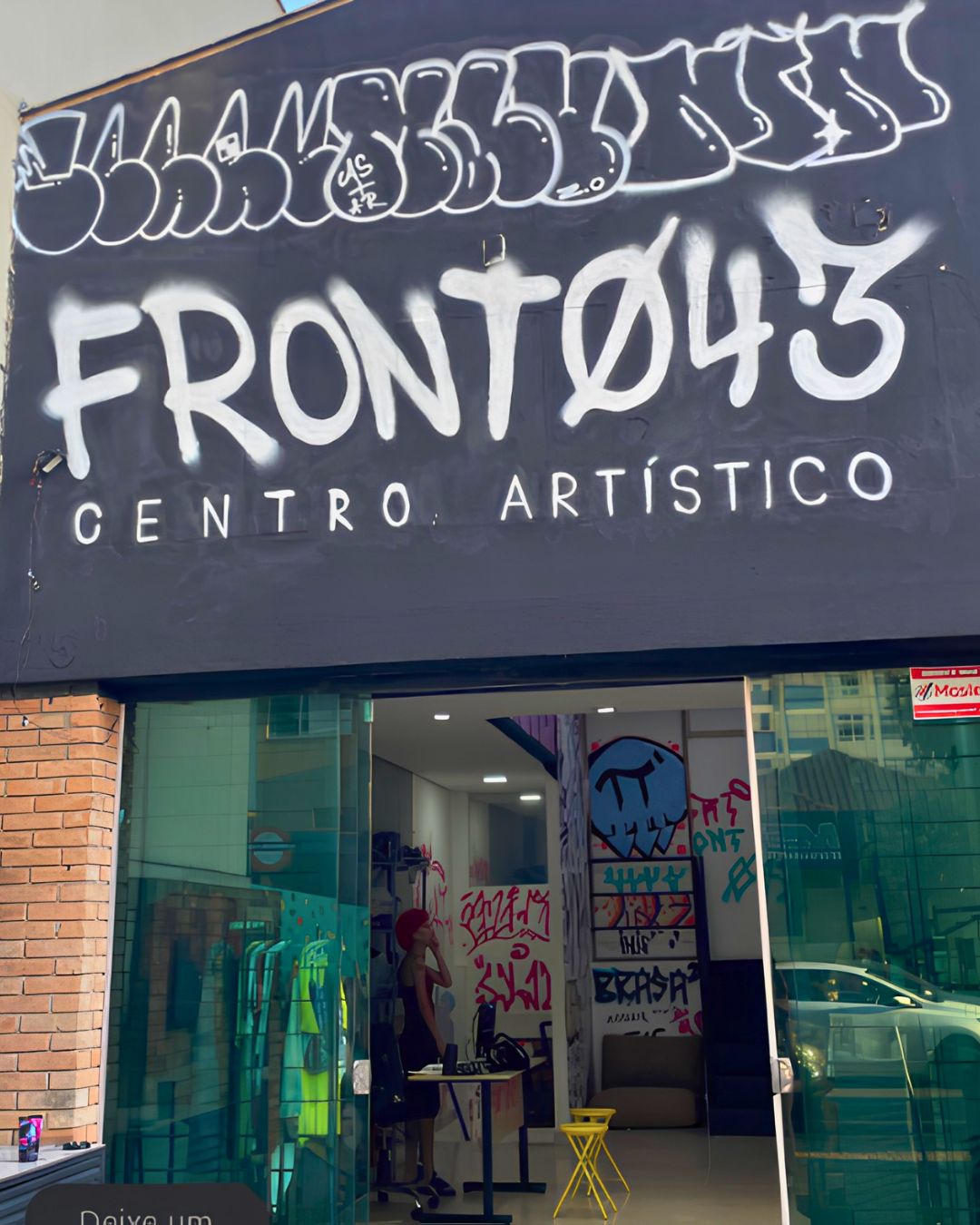 O Centro Artístico Front043