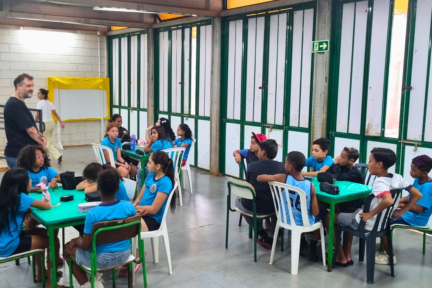 Estúdio de Rádio Móvel: alunos viram radialistas por um dia