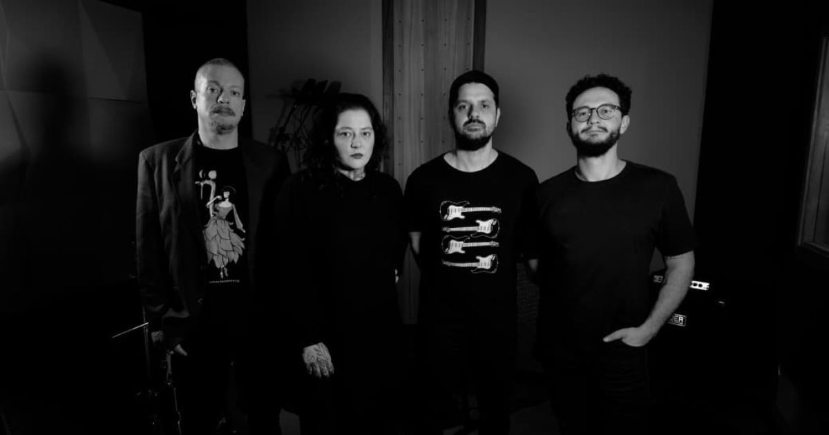 Formada em 2019, a Tetrafônica reúne atualmente Suy Correia (voz e violão), Leonardo Formigoni (bateria e voz), Marcos Basso (baixo e voz) e Thiago Bonamigo (guitarra)