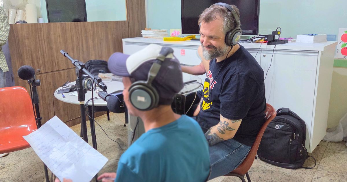 Estúdio de Rádio Móvel reúne participantes do CAPS AD em produção de podcasts