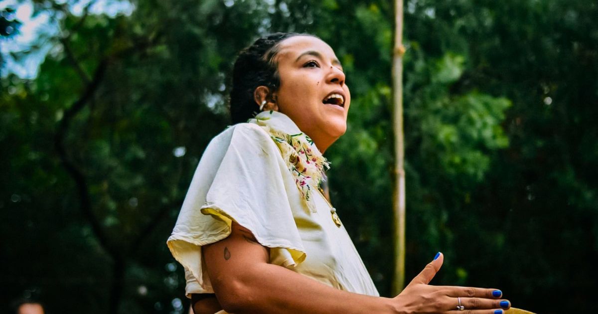 A cantora e educadora Isabela Lorena conduz a oficina de Canto Popular